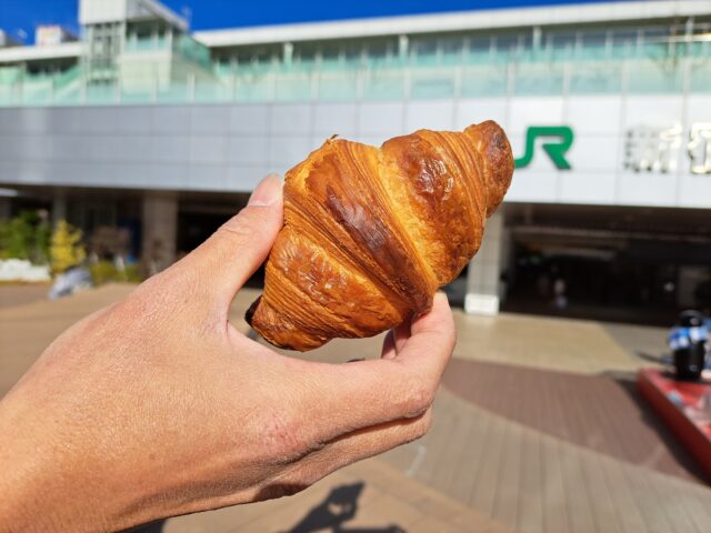 新宿站南口附近Sawamura Bakery & Restaurant 買的可頌