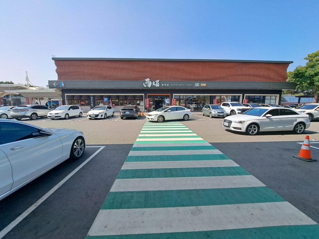 2026年2月13日週五中午，國道一號西螺休息站南下路段，停車場一位難求的真實畫面。