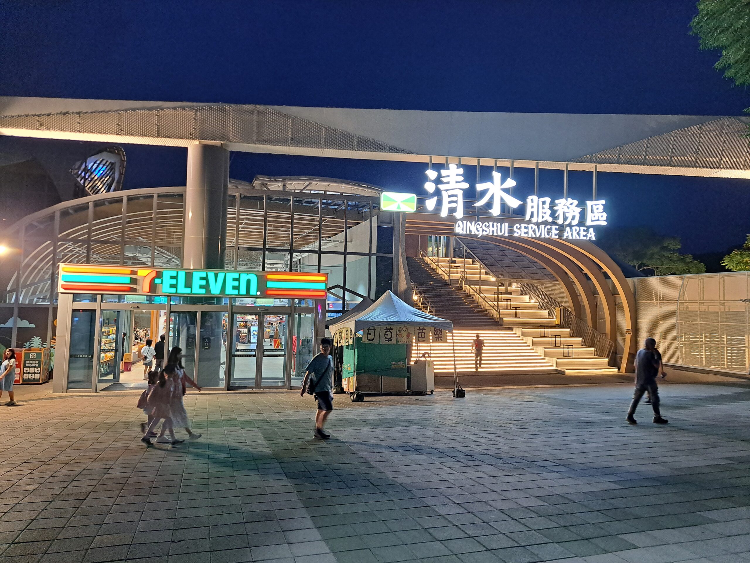 清水休息站大門外觀,以清水風帆馳乘飛翔為主題的船舶意象設計