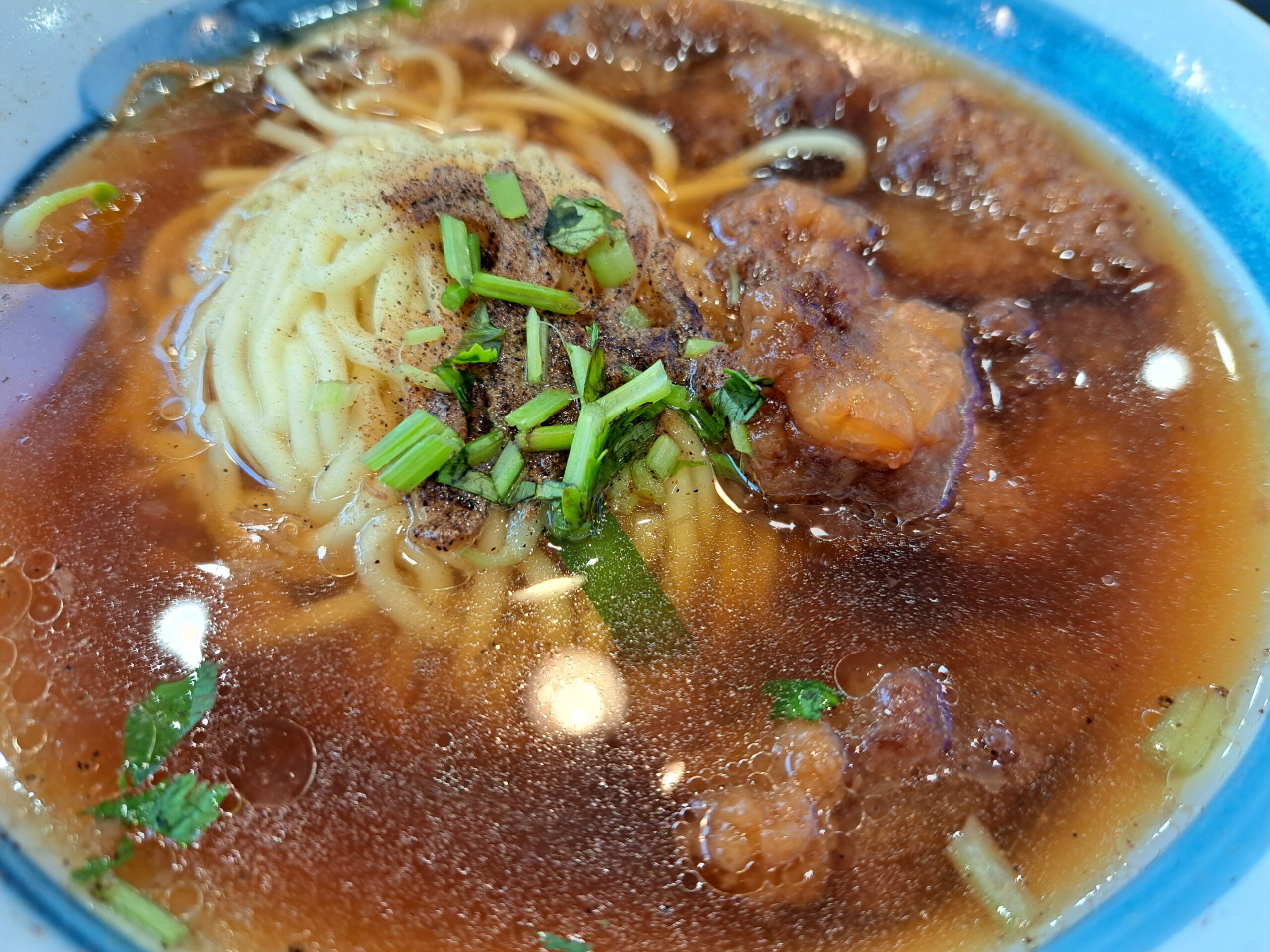 清水休息站廟東清水排骨酥麵,湯頭香濃、排骨酥酥脆,國道3號旅人最愛休息站美食之一