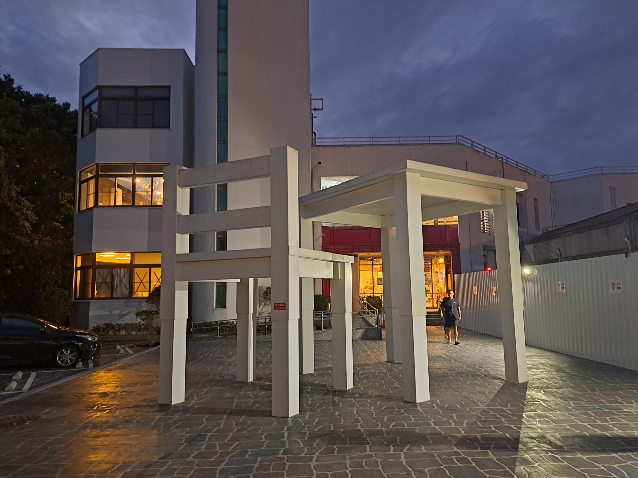 泰安休息站美食街餐桌下的秘密基地設計