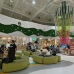 東山休息站室內中庭巨大的生命之樹裝置藝術,呈現全新森林系風格(取代舊水族館)