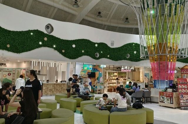 東山休息站室內中庭巨大的生命之樹裝置藝術，呈現全新森林系風格（取代舊水族館）