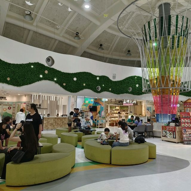 東山休息站室內中庭巨大的生命之樹裝置藝術，呈現全新森林系風格（取代舊水族館）