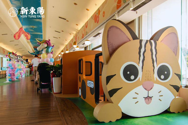 西湖服務區二樓空橋內部設計，宛如機場候機室的寬敞空間