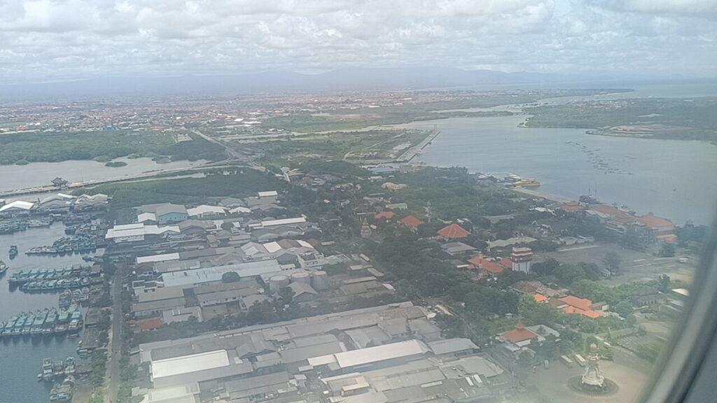 峇里島降落前的飛機窗景