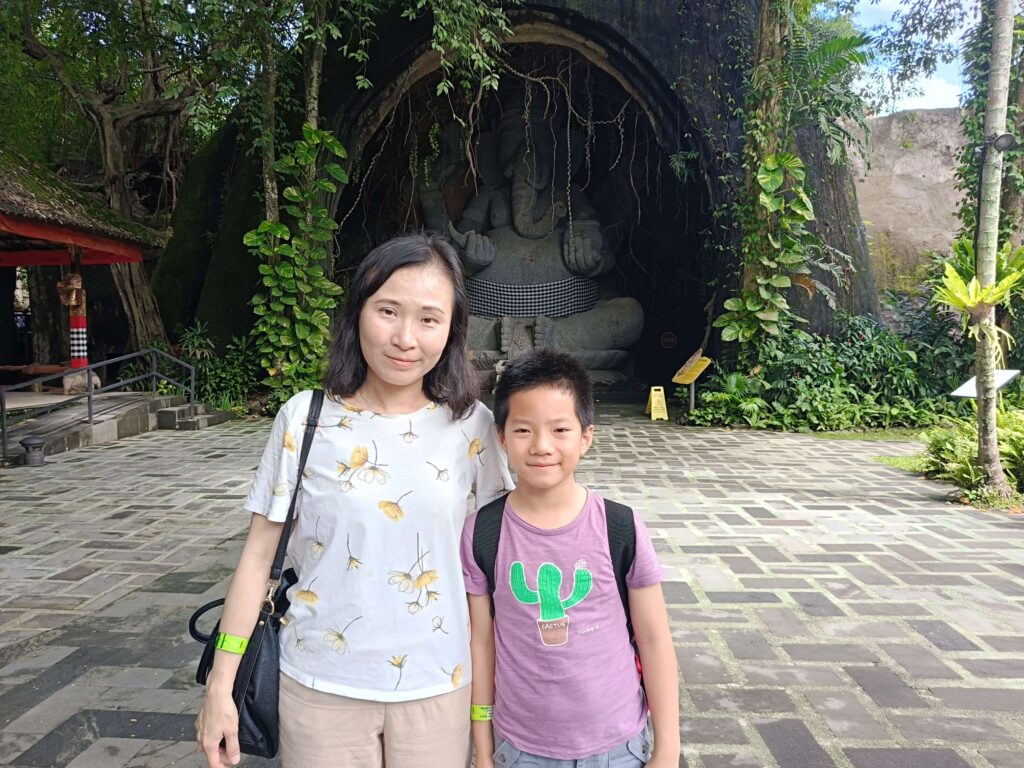 Bali Agung 劇院入口與象神石雕