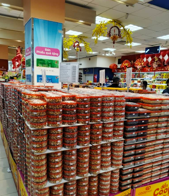 Co.opmart 琳瑯滿目的年貨貨架