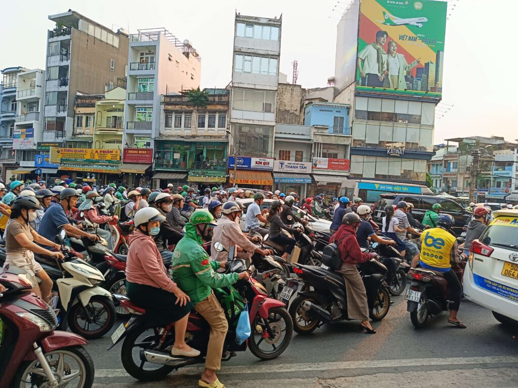 胡志明市街頭震撼的機車海景象,展現越南西貢充滿活力的城市節奏與交通文化