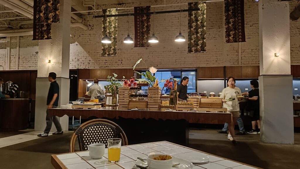 KLIA 機場飯店悠閒早餐場景