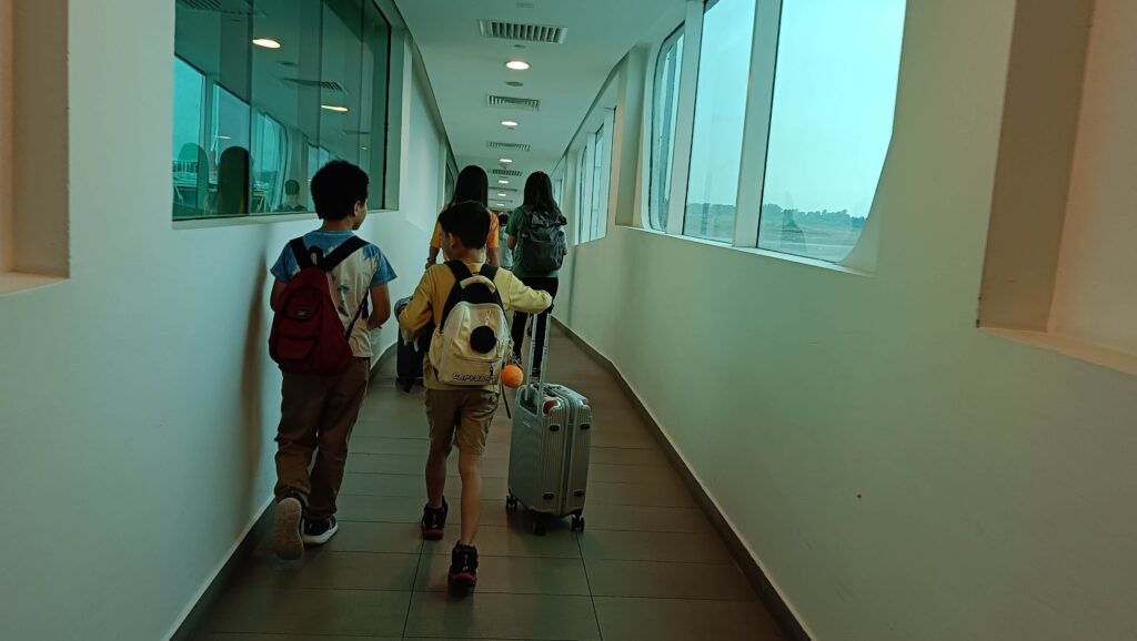 小旅人在機場推行李的獨立背影