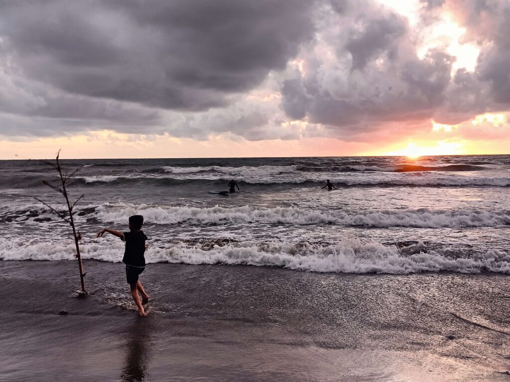 庫塔海灘日落與孩子剪影