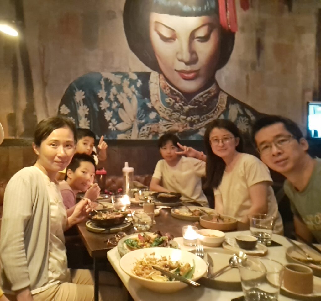 Mamasan Bali 標誌性壁畫下的晚餐合影