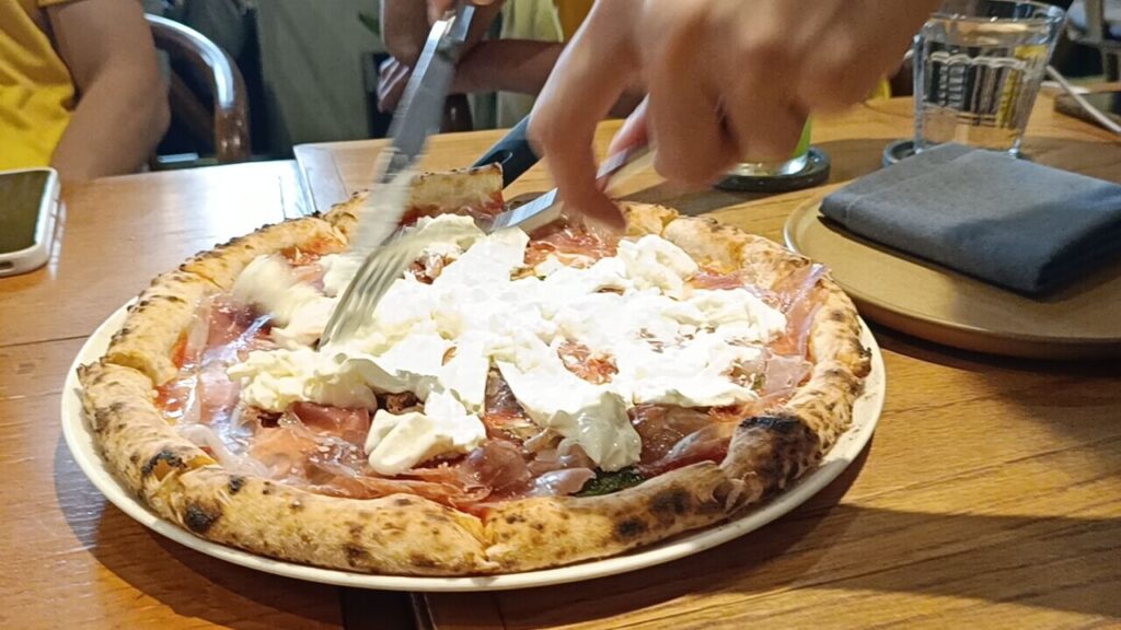 現場劃開巨大的 Burrata 起司特寫