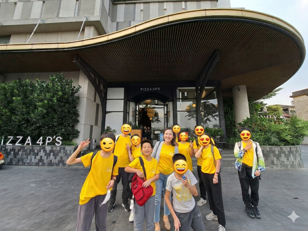 12 人在 Pizza 4P's 門前合影
