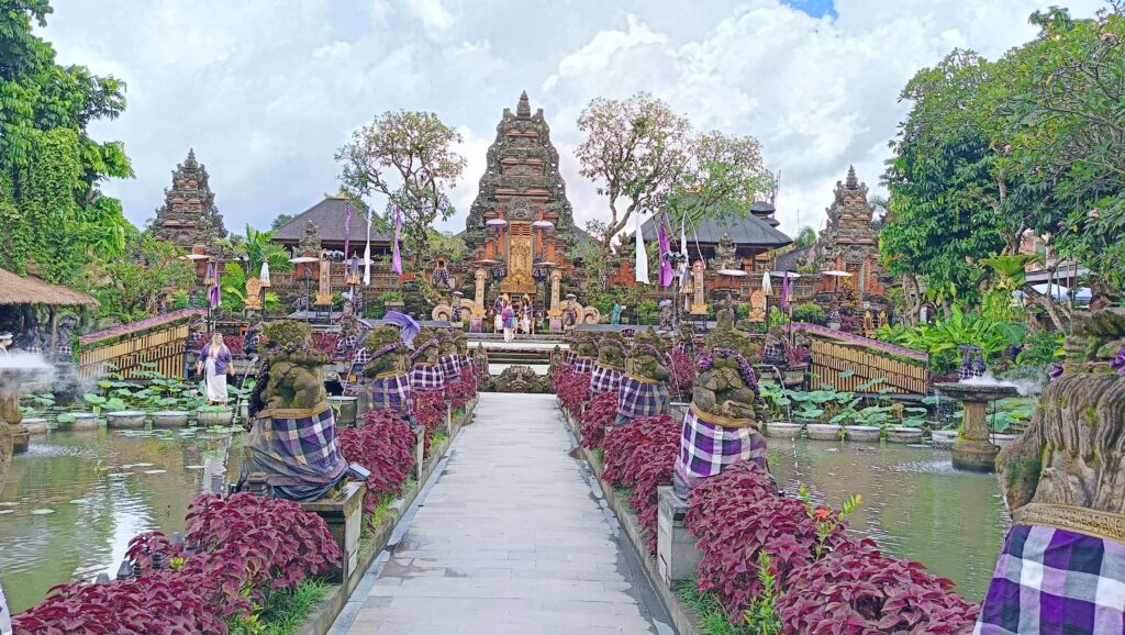 烏布水上皇宮蓮花池全景