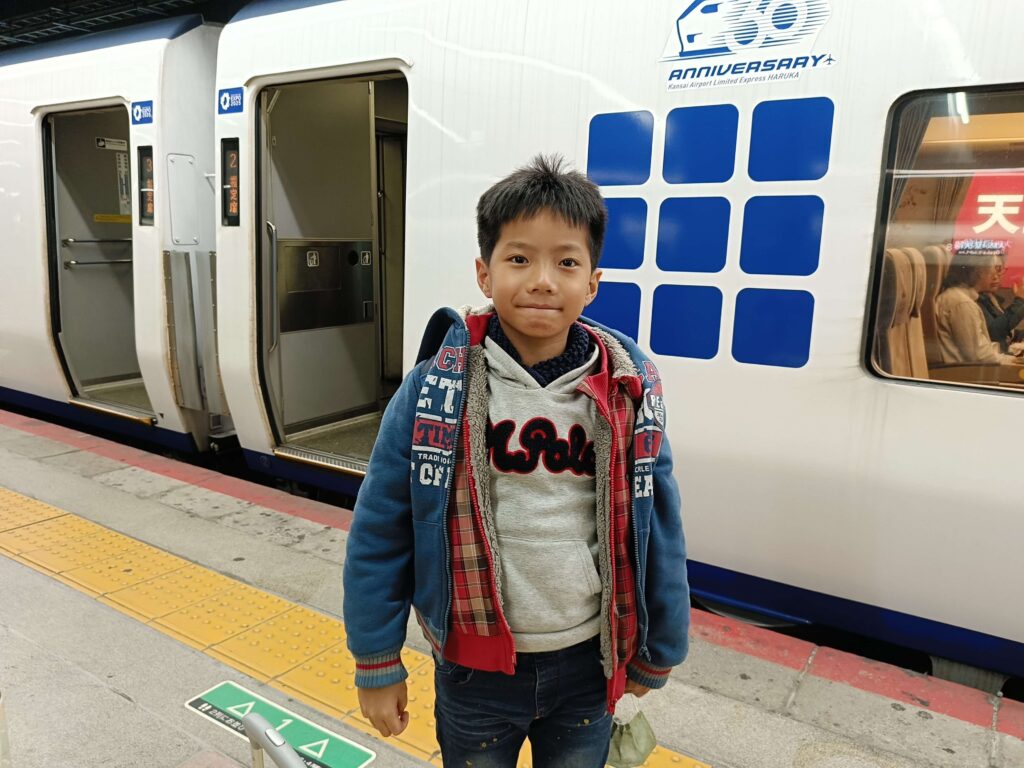 2025年大阪追櫻之旅第一天,全家人在關西機場搭乘潔白的 JR HARUKA 開業 30 週年紀念塗裝特急列車。