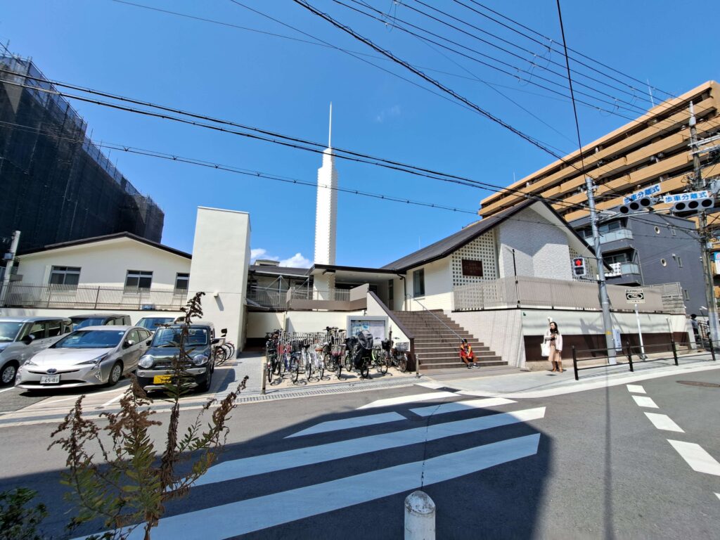 大阪市區擁有白色高聳尖塔的耶穌基督後期聖徒教會建築,天空蔚藍