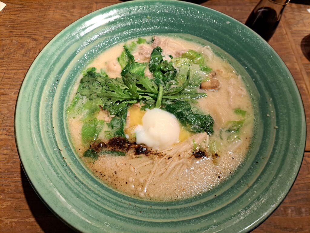 大阪道頓堀 Tsurutontan 宗右衛門町店比臉大的「白味噌奶油烏龍麵」,視覺效果震撼。