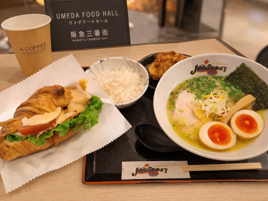 大阪梅田阪急三番街 UMEDA FOOD HALL 內的「らーめん style JUNK STORY」招牌鹽味拉麵與「&COFFEE MAISON KAYSER」豪華可頌三明治。