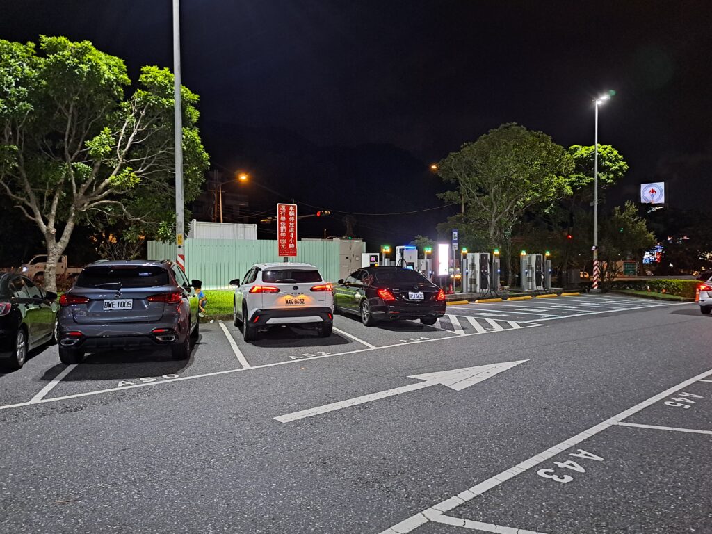 石碇服務區電動車充電站-快充設施