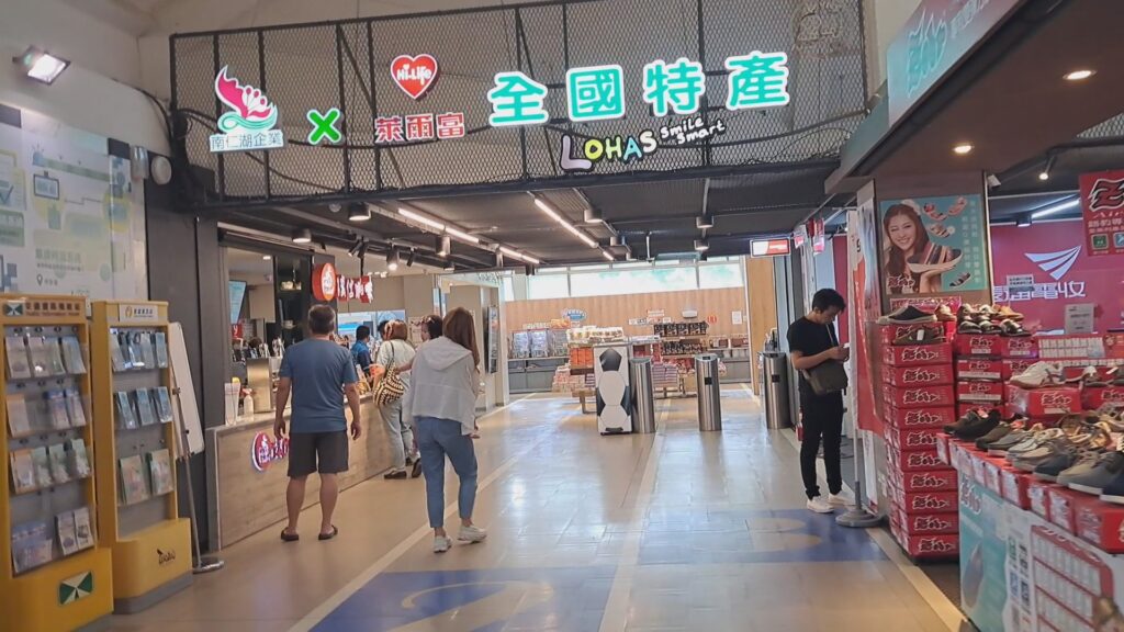 中壢休息站南仁湖與萊爾富聯名經營