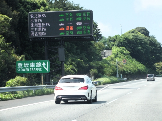日本東名高速公路即時看板：顯示 SA 與 PA 休息站的小型車與大型車停車位空混狀況