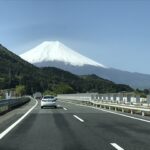 日本自駕最美的瞬間：行駛在往靜岡/河口湖的高速公路上，巨大的富士山就在正前方出現。