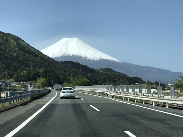 日本自駕最美的瞬間：行駛在往靜岡/河口湖的高速公路上，巨大的富士山就在正前方出現。