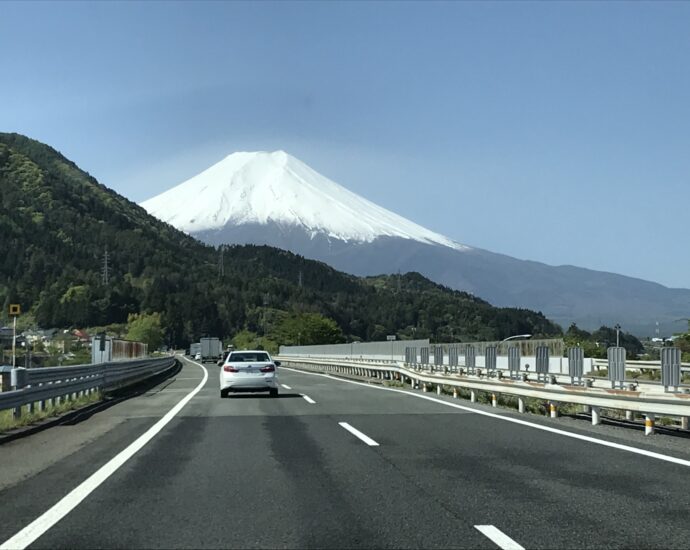 日本自駕最美的瞬間：行駛在往靜岡/河口湖的高速公路上，巨大的富士山就在正前方出現。