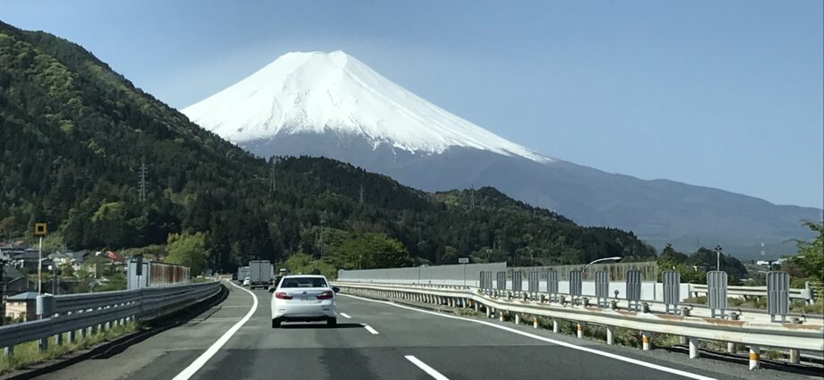 日本自駕最美的瞬間：行駛在往靜岡/河口湖的高速公路上，巨大的富士山就在正前方出現。