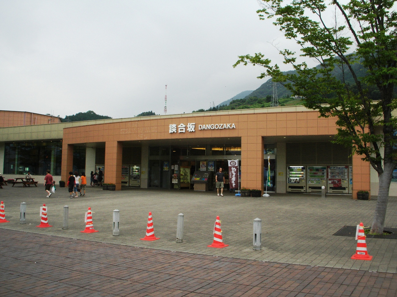 2026日本自駕:山梨縣談合坂SA上行服務區建築外觀