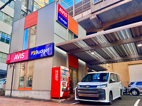 日本 Budget 與 AVIS 租車門市實景，包含 Toyota 七人座廂型車