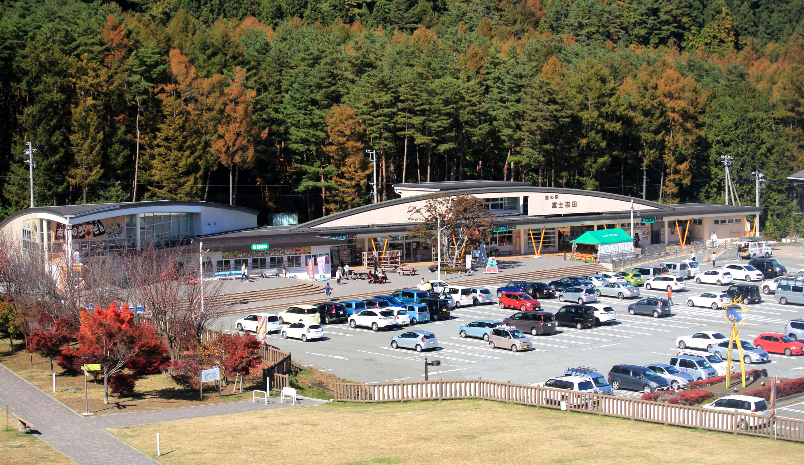 山梨縣道之驛富士吉田建築全景