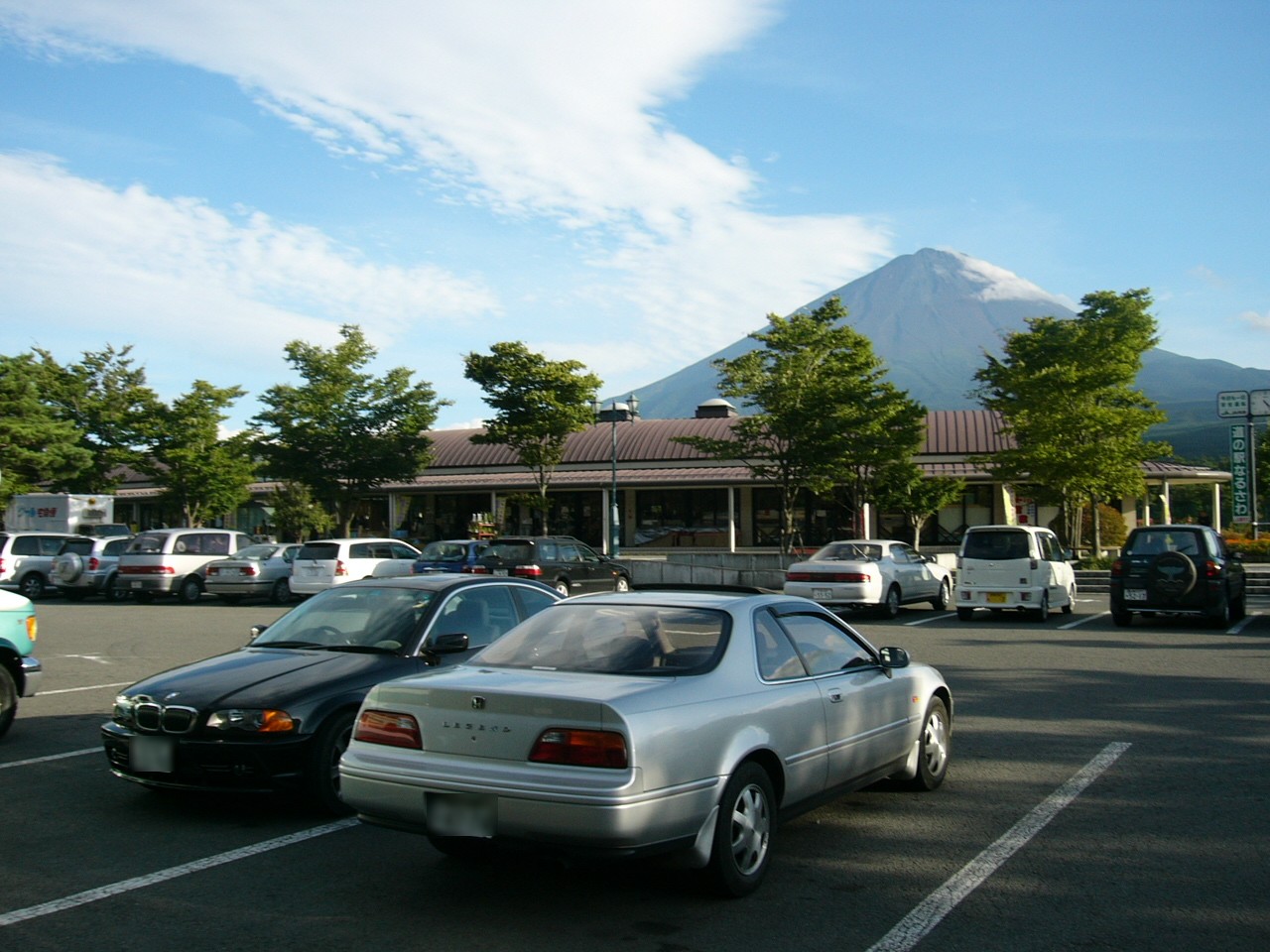 山梨縣道之驛鳴澤與背景壯麗的富士山